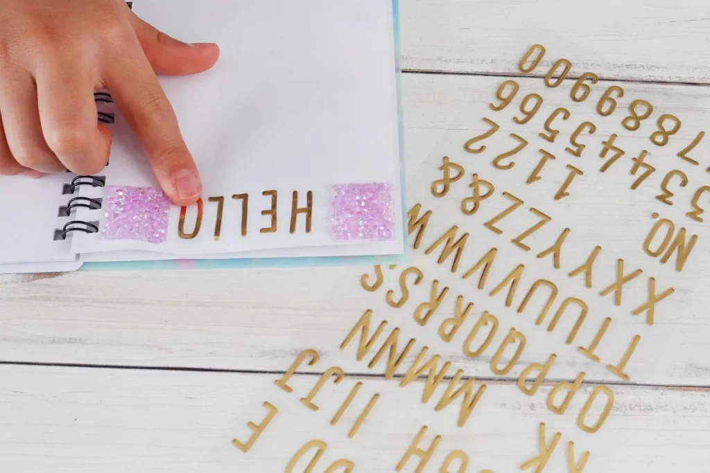 100均（ダイソー）「アルファベットシール」を実際に貼っている様子