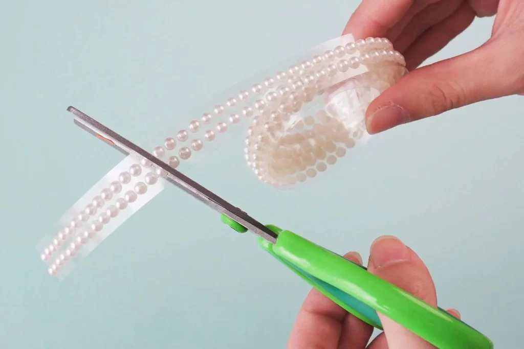 100均（ダイソー）「デコレーションテープ」を切っている様子