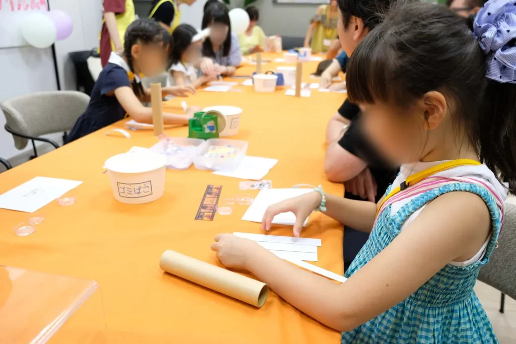富士フイルムホールディングスさまのファミリーデーで『クリスタル万華鏡』を工作するお子様たち②