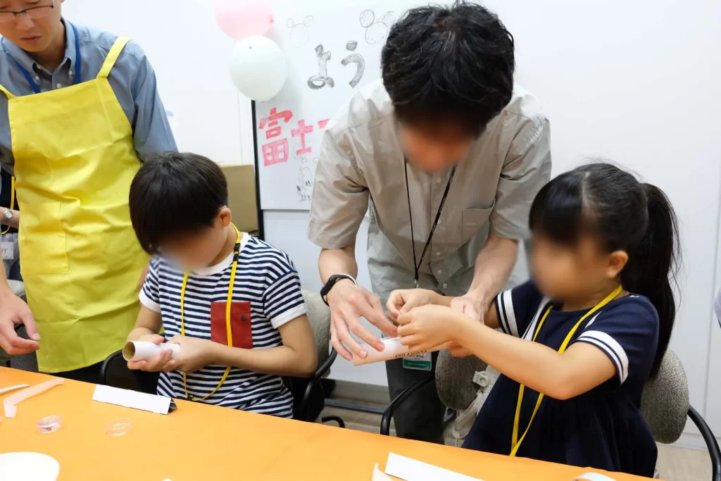 富士フイルムホールディングスさまのファミリーデーで『クリスタル万華鏡』を工作するお子様たち③