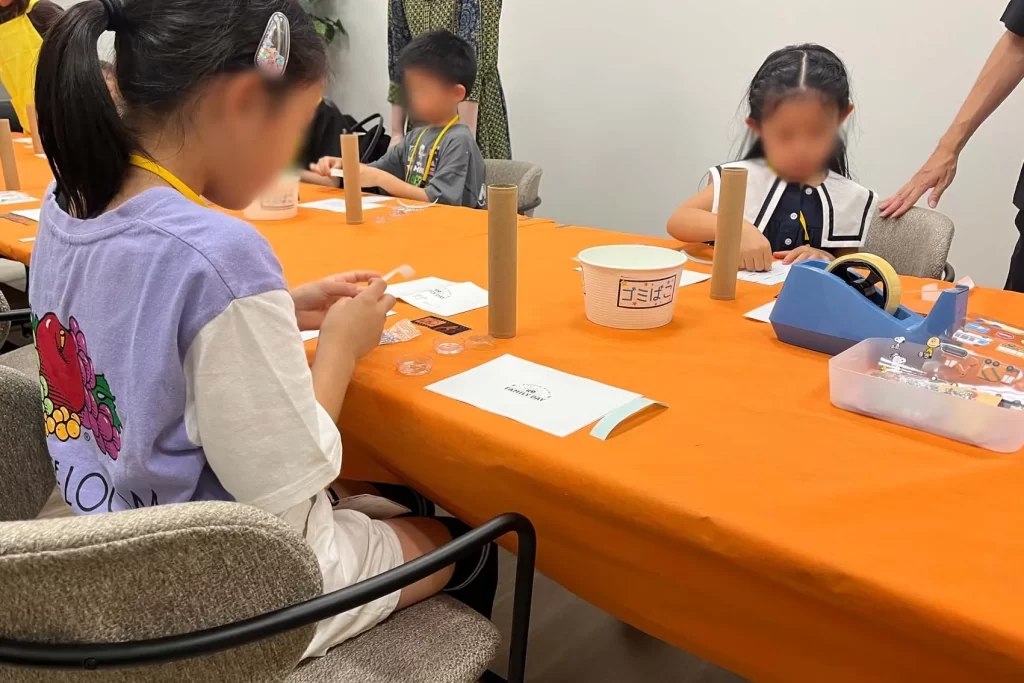 富士フイルムホールディングスさまのファミリーデーで『クリスタル万華鏡』を工作するお子様たち④