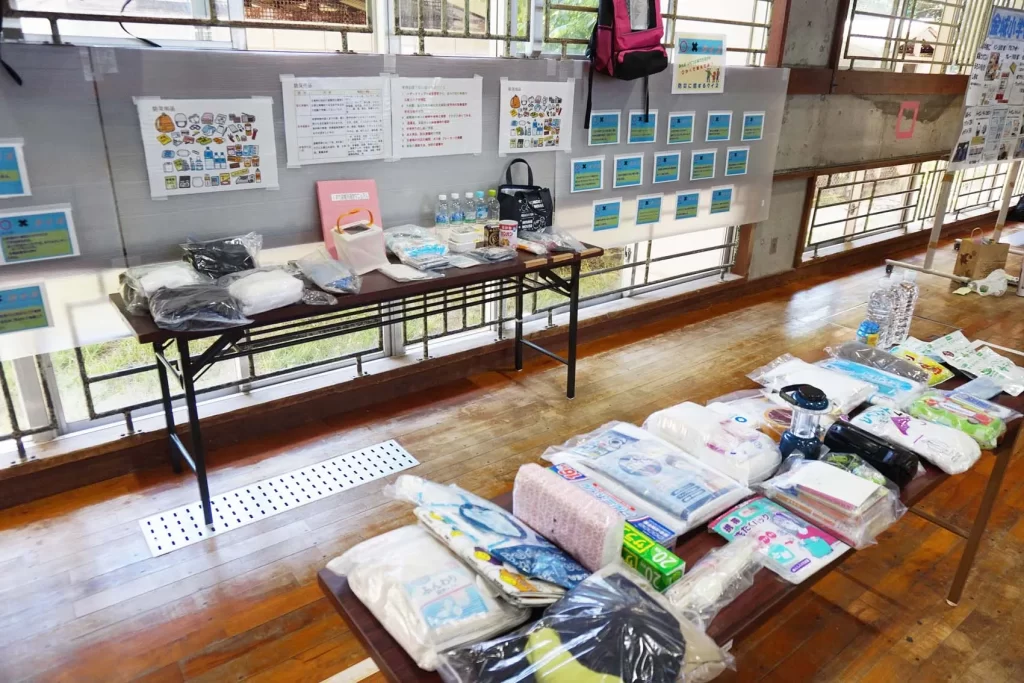 金城小学校の体育館に展示された防災グッズ