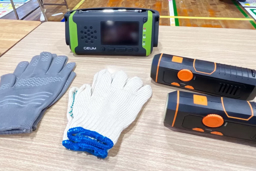 軍手、防災用ラジオ