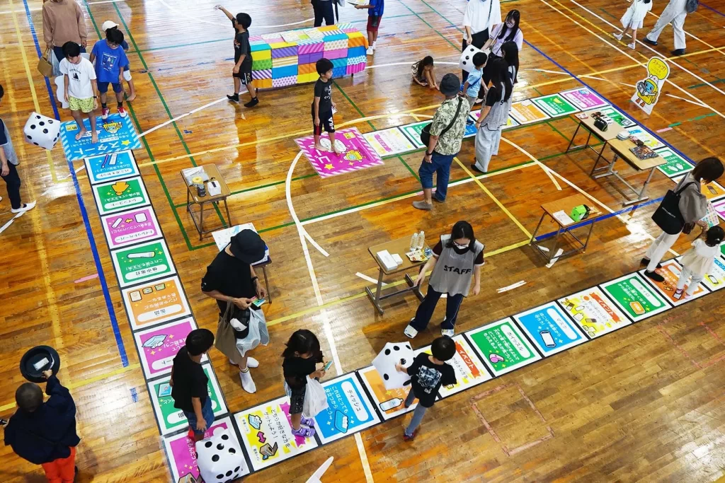 金城小学校の体育館で開催された巨大防災スゴロクのイベントの様子