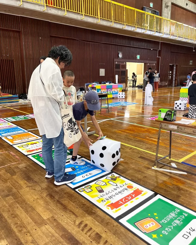 巨大防災スゴロクを遊ぶ子供たち