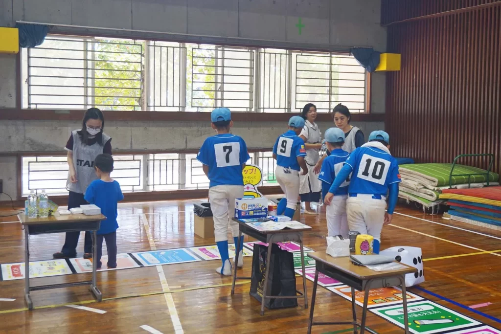 巨大防災スゴロクを体験する大勢の子供たち