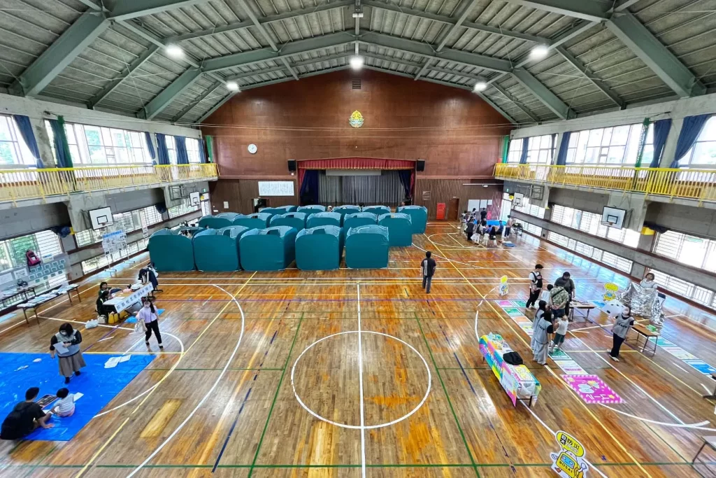 金城小学校の体育館で開催された巨大防災スゴロクのイベントの様子(体育館全体)