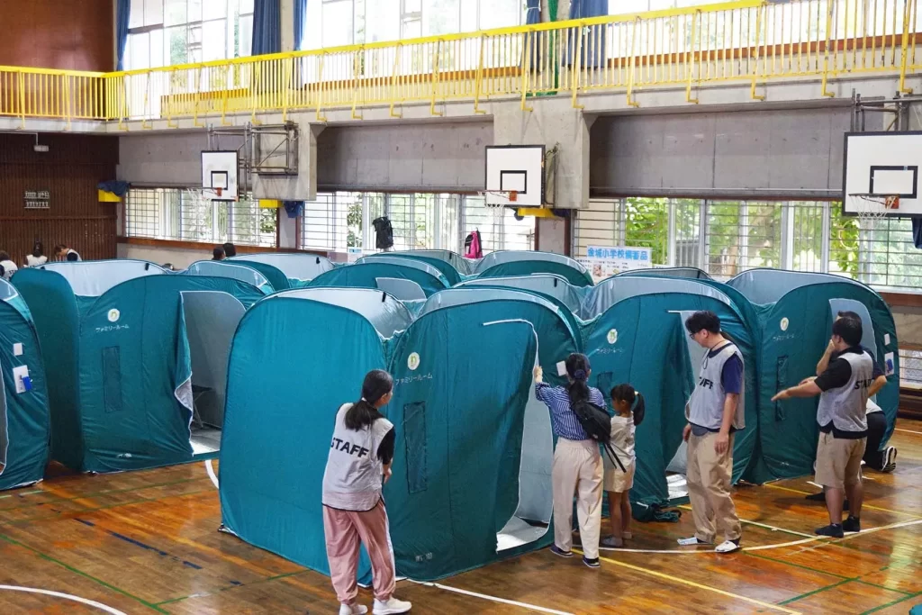 金城小学校の体育館に並べられた仮設テント