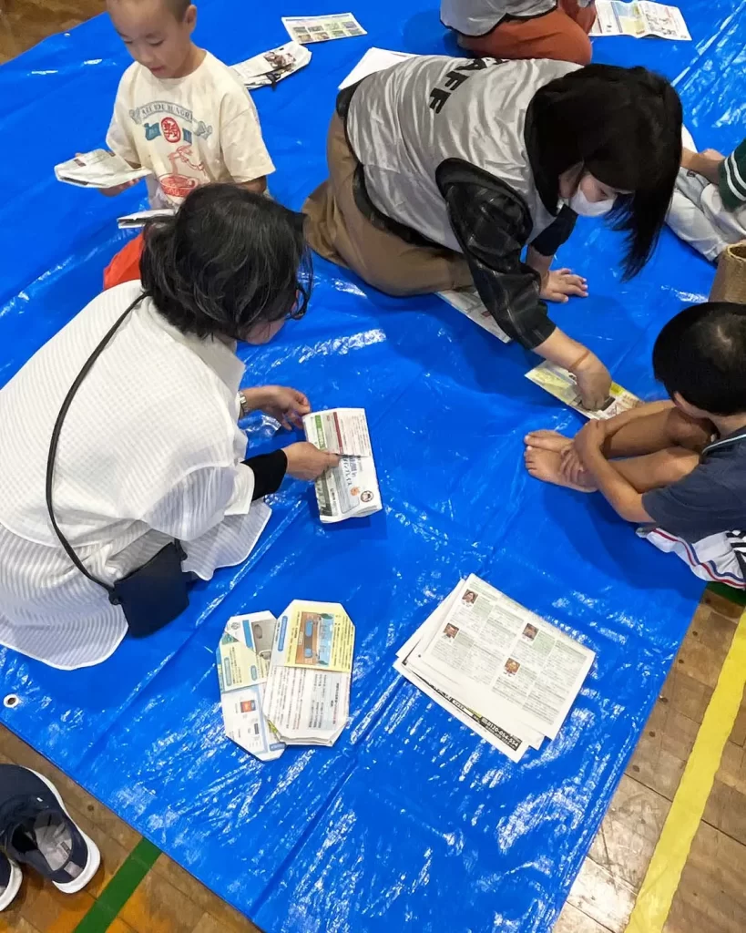 新聞紙スリッパづくり