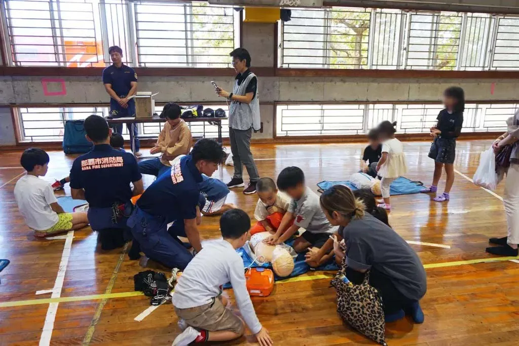 応急手当体験をする子供たち