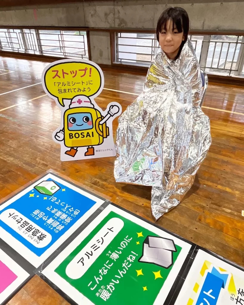 アルミシートにくるまれる女の子