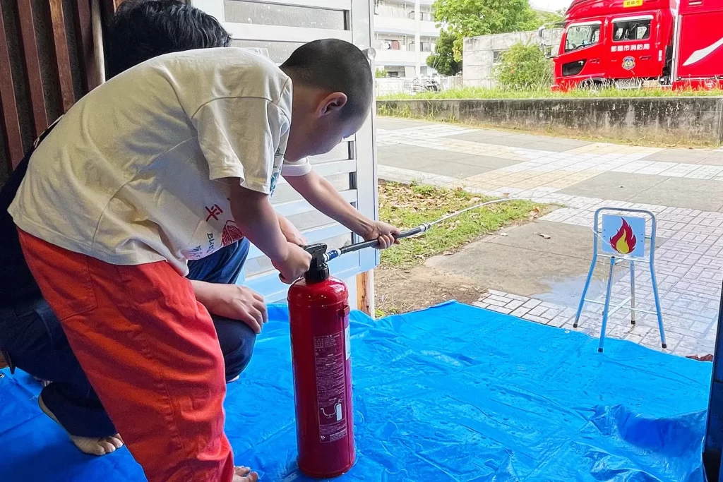消火器体験をする男の子