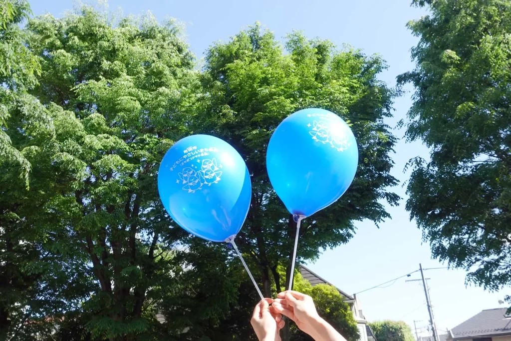 カワセミレンジャーのバルーンを持つ手もと