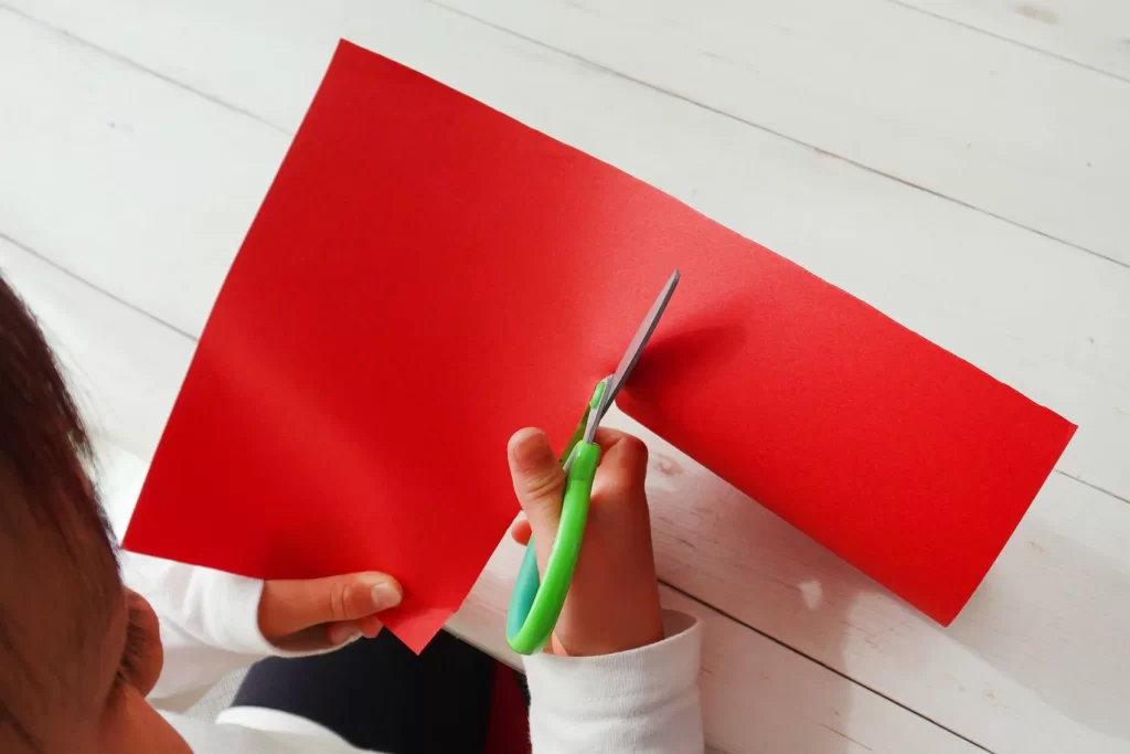 ハサミで色画用紙を切る様子