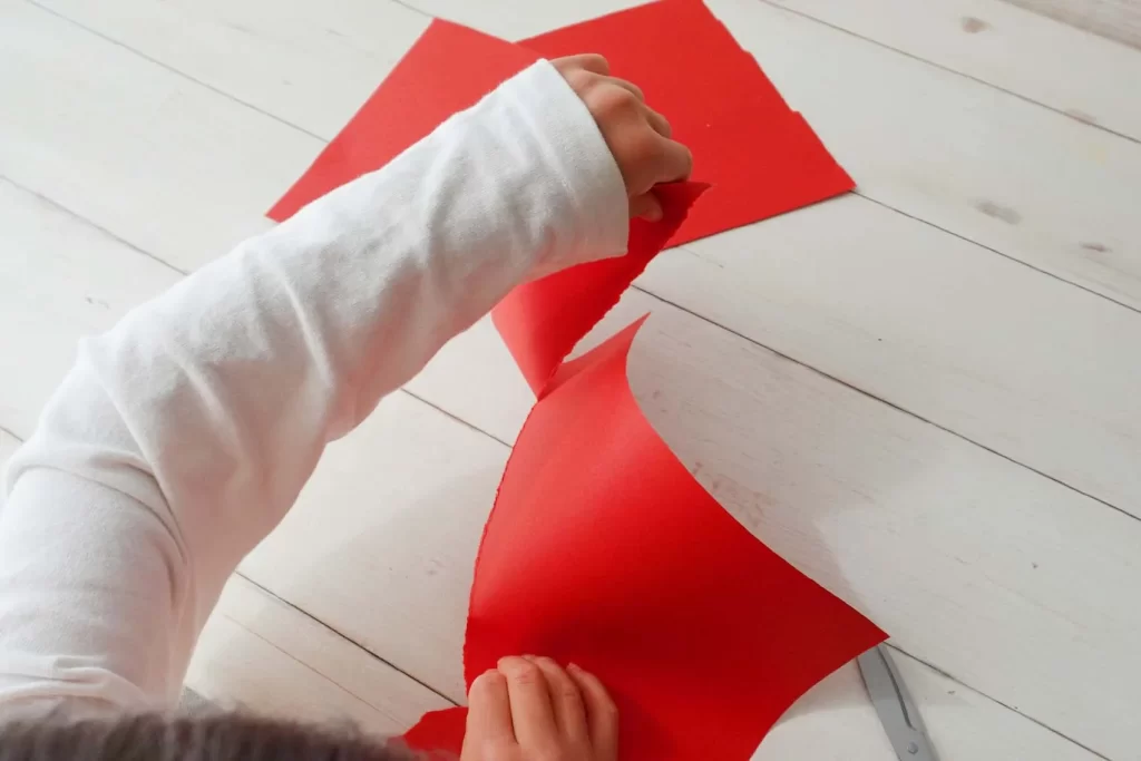 手で色画用紙をちぎる様子