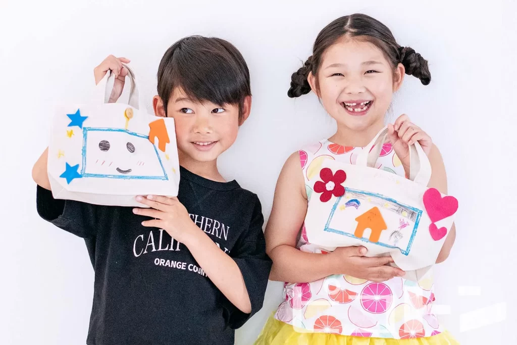 『キッズエコバッグ』を持つ男の子と女の子