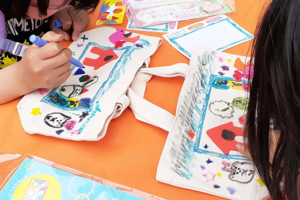 『キッズエコバッグ』を制作する女の子2人