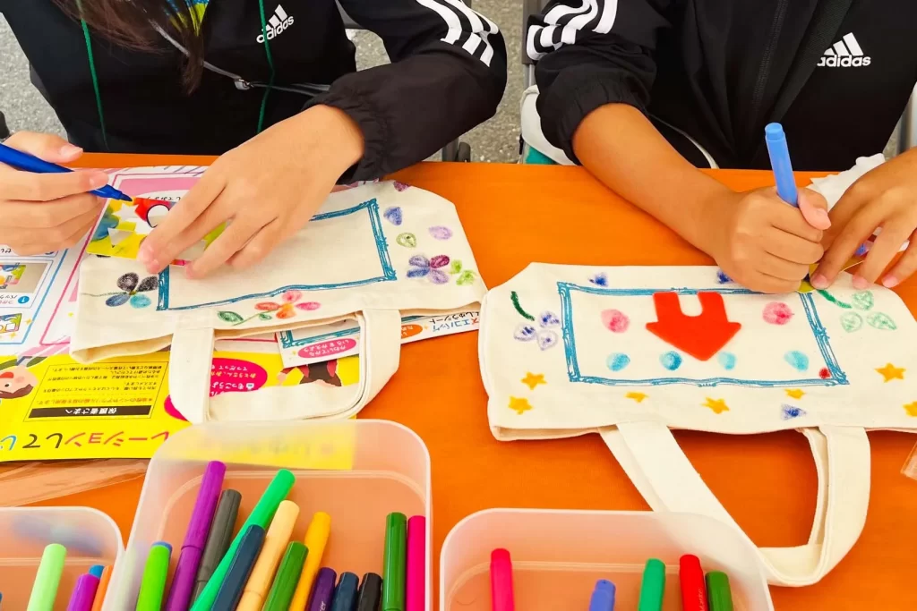 『キッズエコバッグ』を制作する姉妹