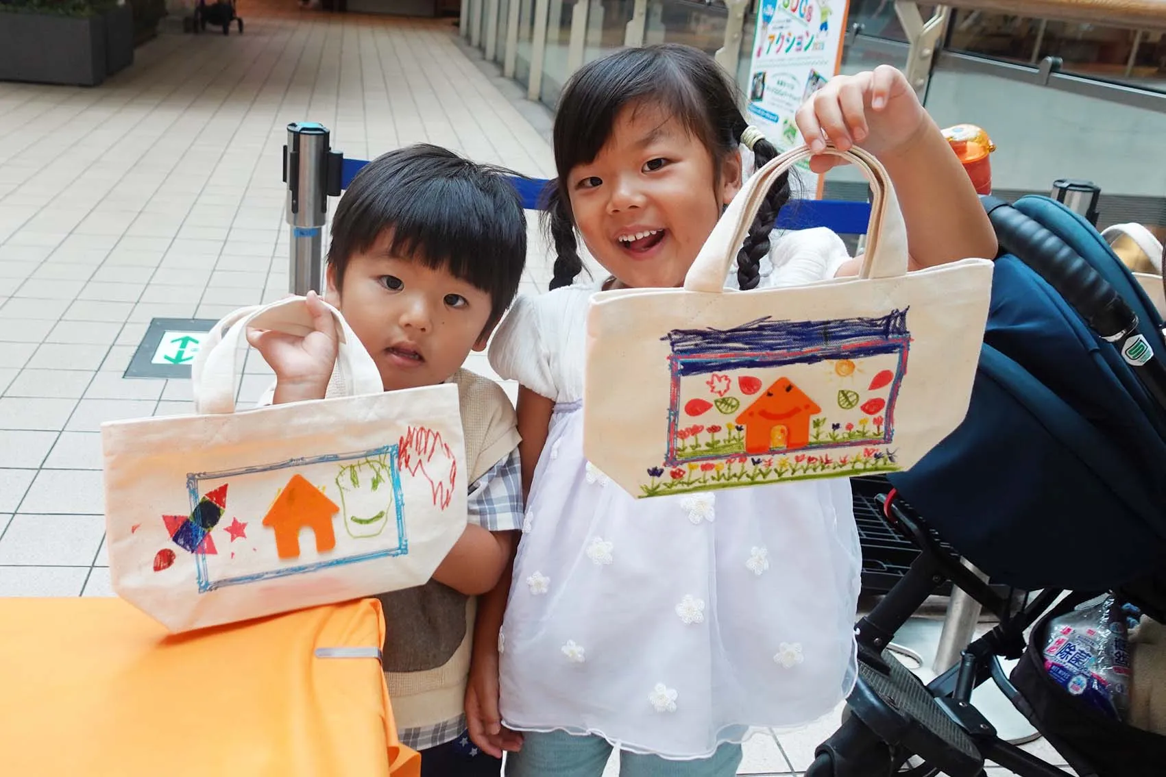 『キッズエコバッグ』の完成品を持つ姉弟