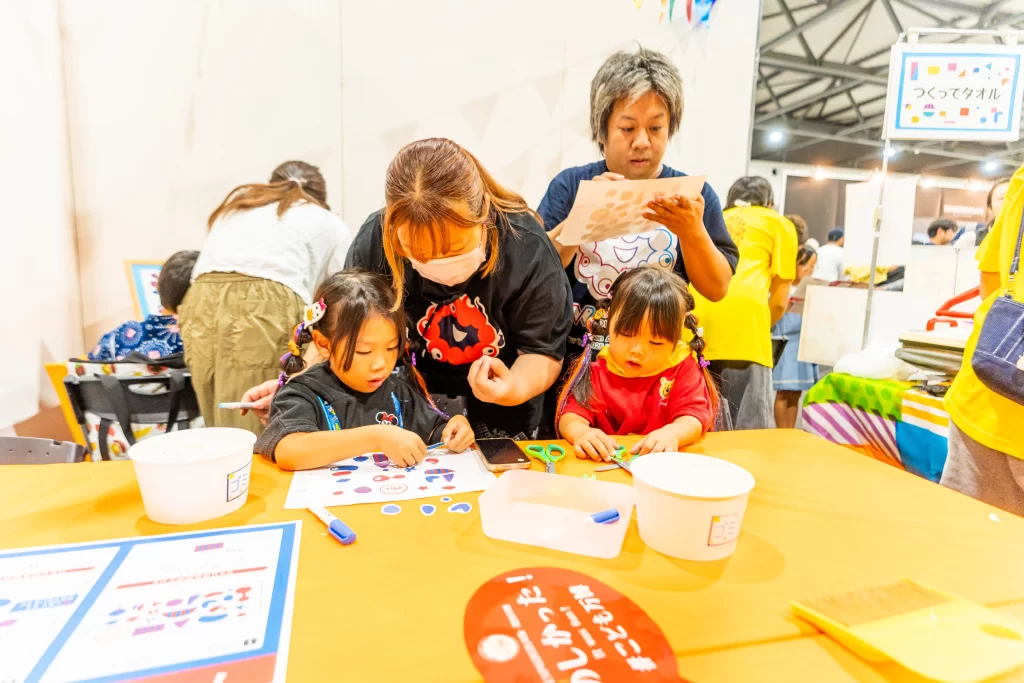 「こども万博2025」にて開催された『つくってタオル』の様子1