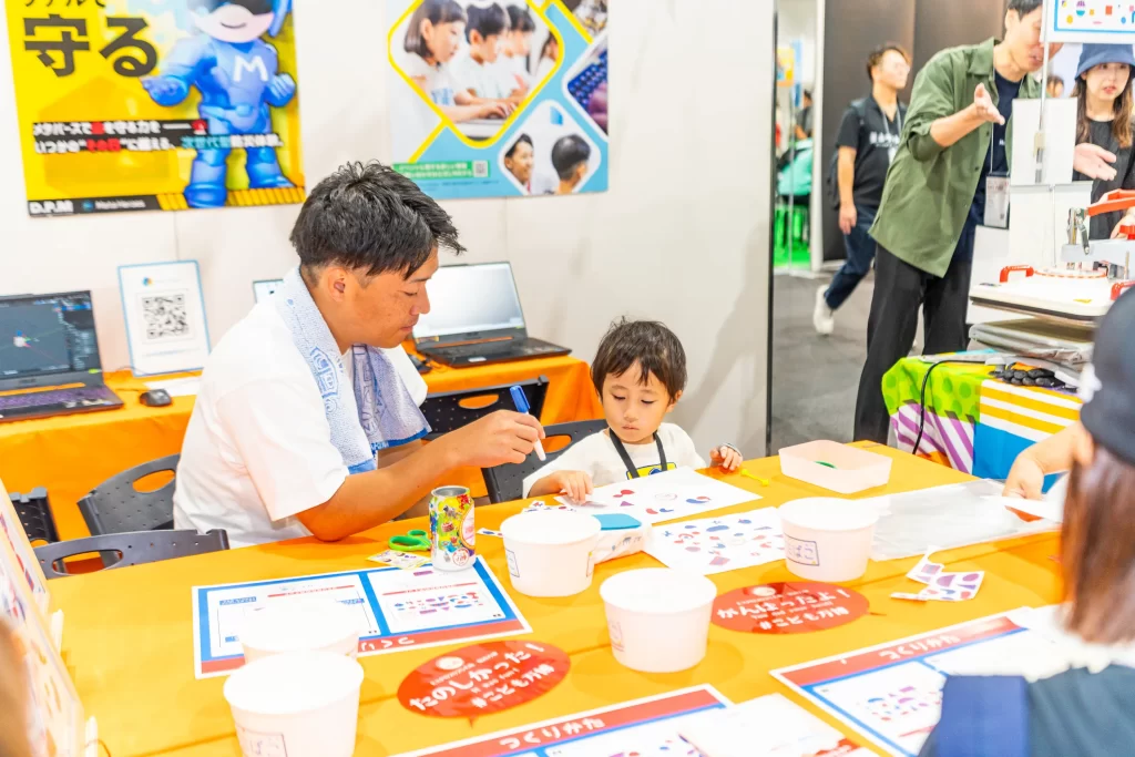 「こども万博2025」にて開催された『つくってタオル』の様子3