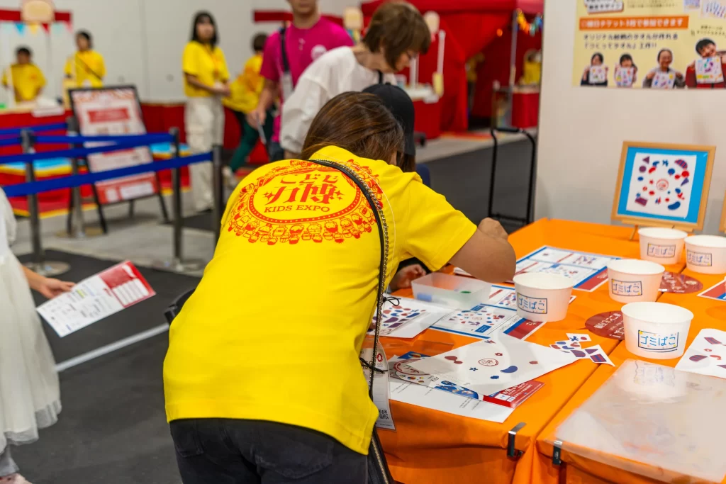 「こども万博2025」にて開催された『つくってタオル』の様子3