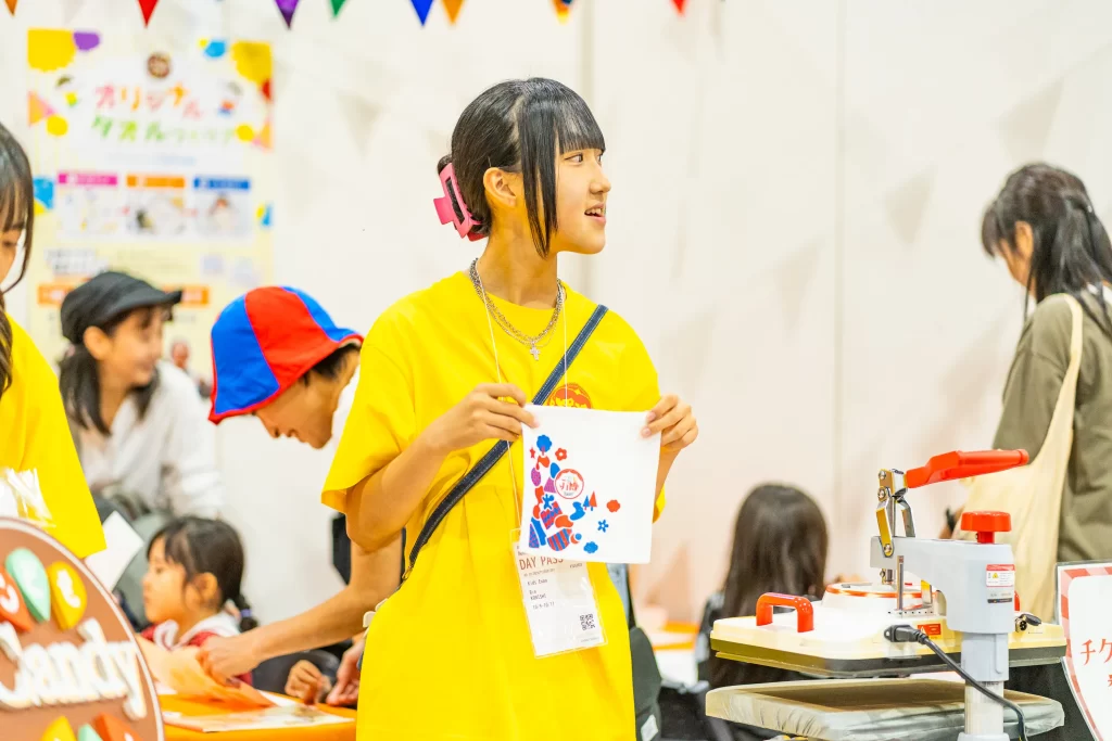 「こども万博2025」にて開催された『つくってタオル』の様子3