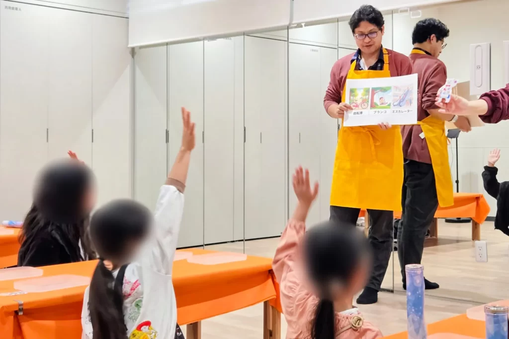 こどもでぱーと中野で開催された工作イベントでの『ピカッと!安全キーホルダー』のクイズの様子