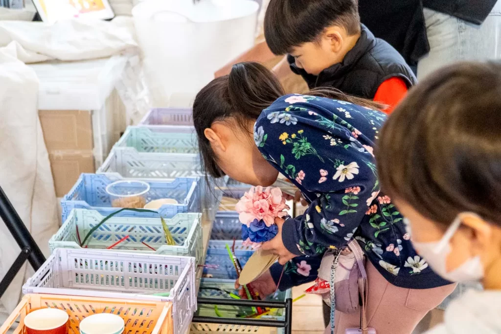 素材を選ぶ女の子