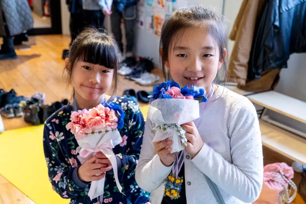 花の作品を持つ女の子