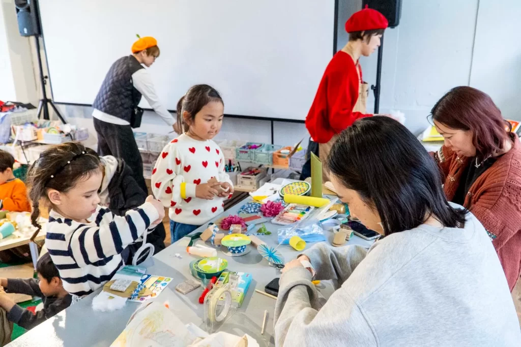 工作を楽しむ親子の様子