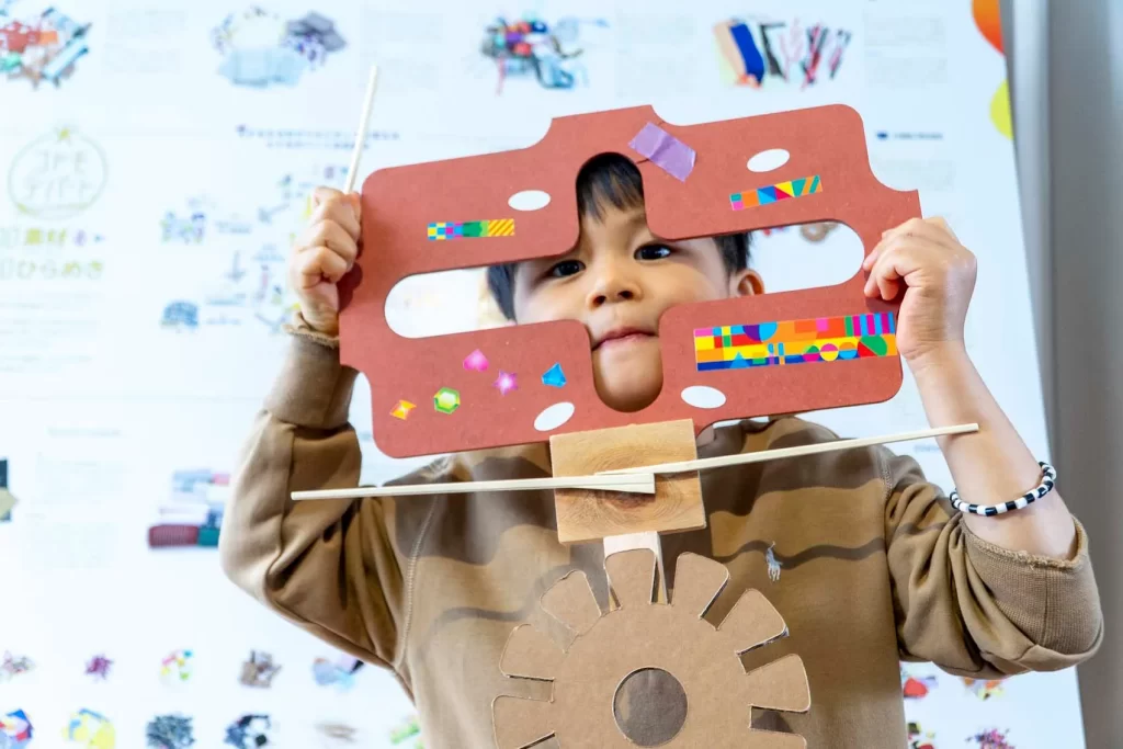 顔をのぞかせることのできる作品を持つ男の子