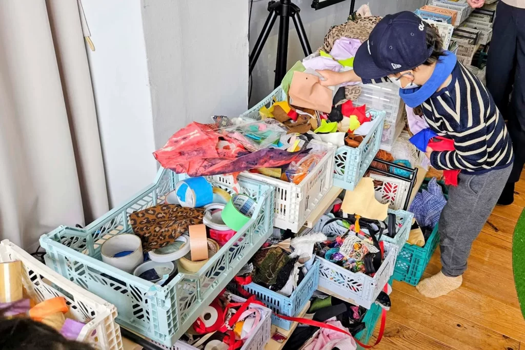 素材を選ぶ男の子