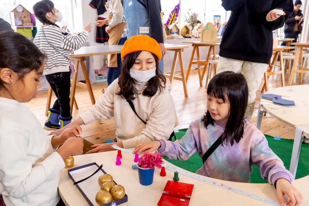 工作に取り組む女の子とスタッフ