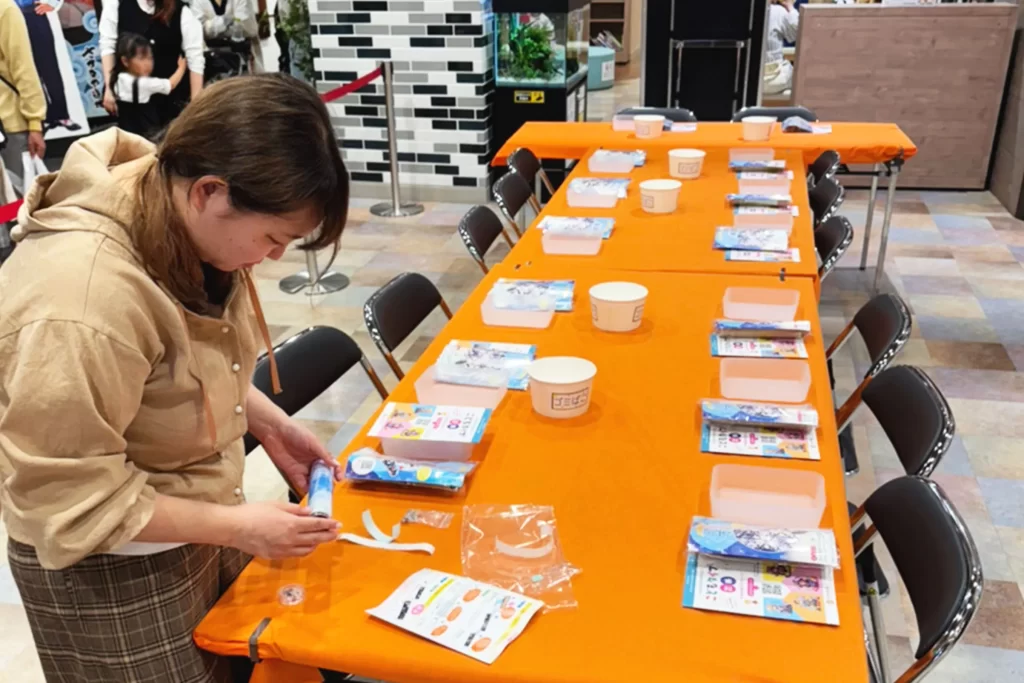 ココスクエアキッズワークショップ『クリスタル万華鏡』の準備をするスタッフ