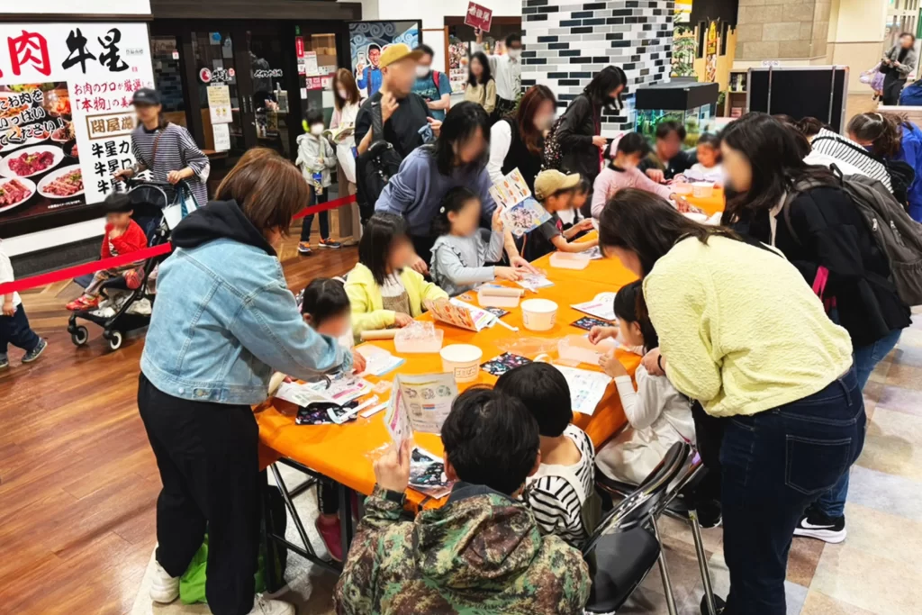 ココスクエアキッズワークショップ『クリスタル万華鏡』に参加してくれた親子の様子