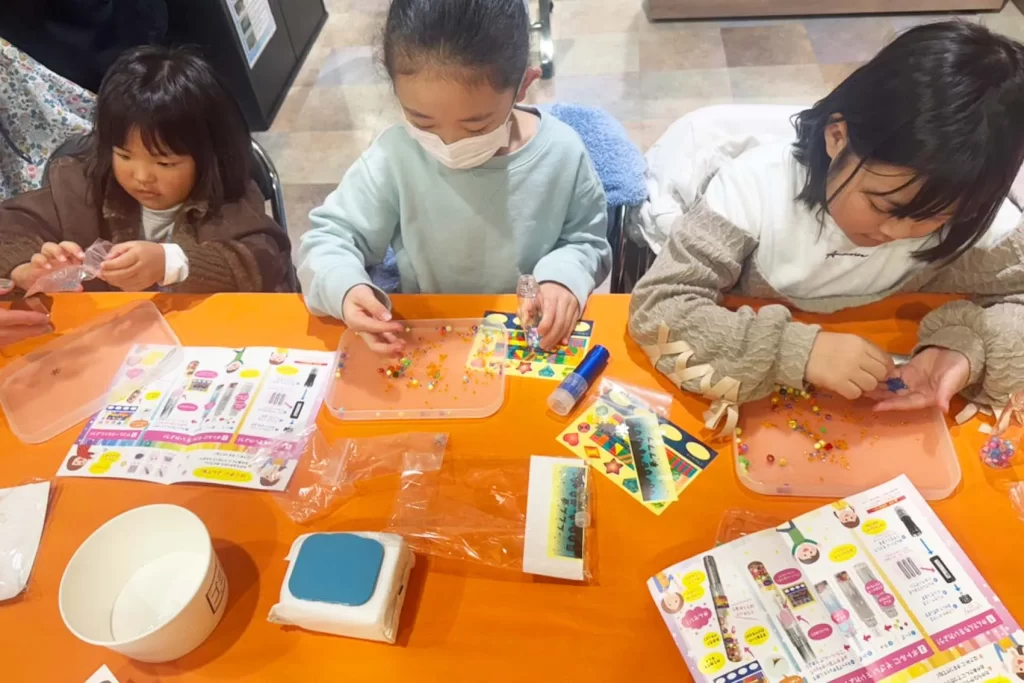 『光る!ウォータースティックライト クリスマスver.』の工作を楽しむ子供たち