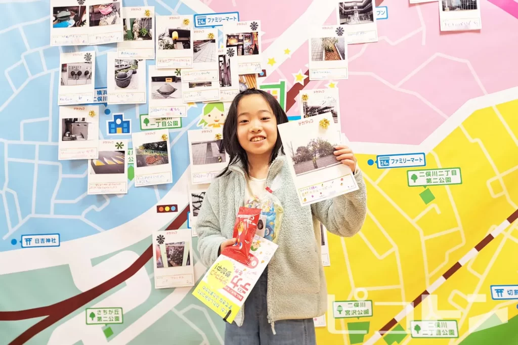 二俣川で行われた地域イベント『発見!デカマップ』の記念撮影をする女の子3