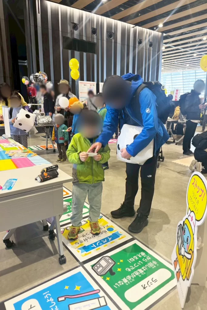 「家族で学ぶ防災 まなぼう祭」での『巨大防災スゴロク』の様子4