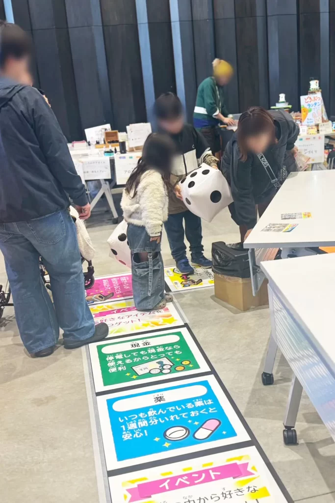 「家族で学ぶ防災 まなぼう祭」での『巨大防災スゴロク』の様子2