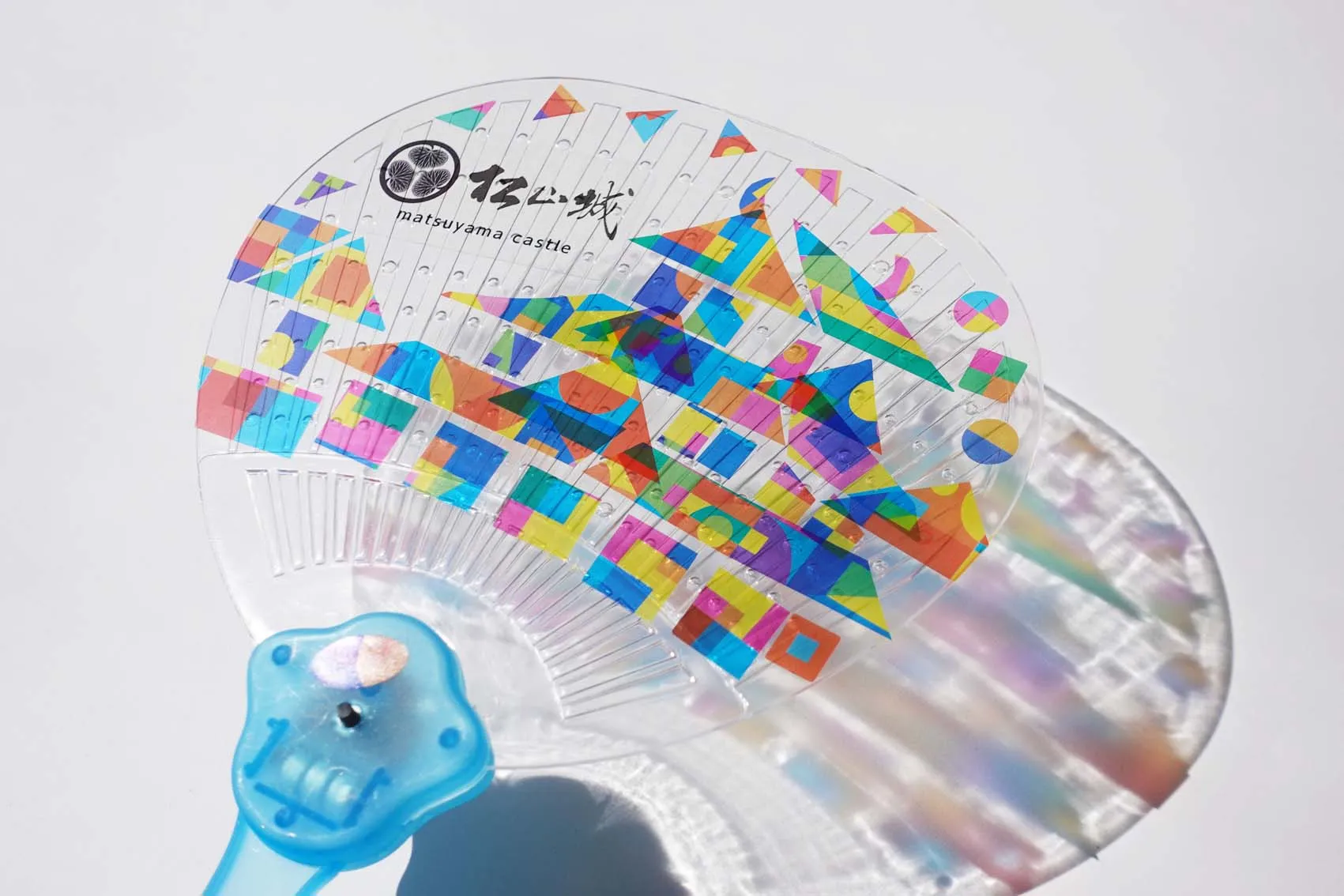 松山城オリジナルシール付きの『光る！デコうちわ』の完成写真①