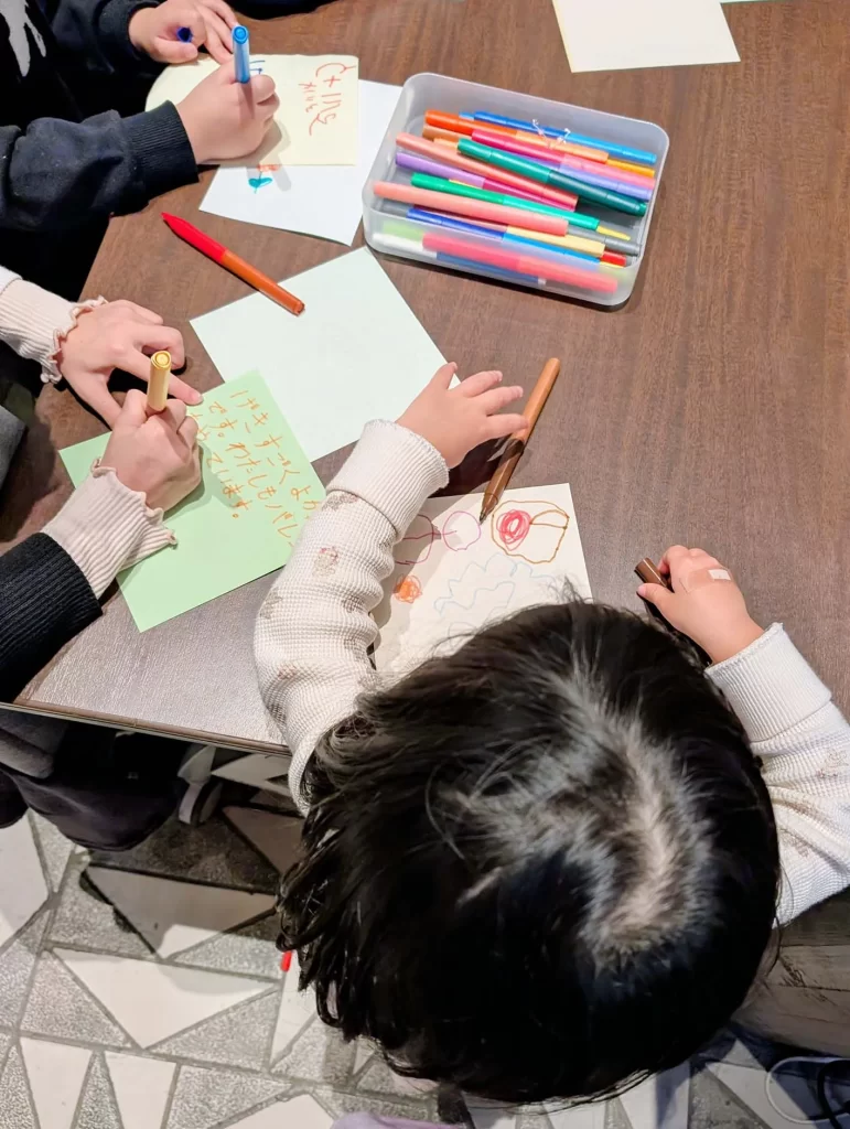【親子で芸術さんぽ】娘と初めてのバレエ鑑賞 — 松山バレエ団「こども くるみ割り人形劇場」でお手紙を書く様子
