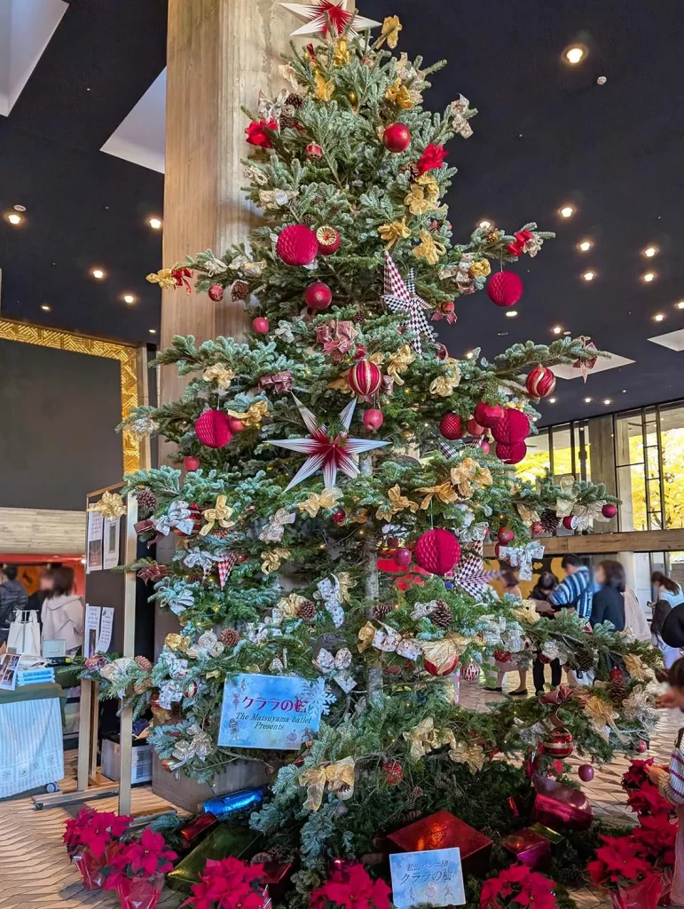 【親子で芸術さんぽ】娘と初めてのバレエ鑑賞 — 松山バレエ団「こども くるみ割り人形劇場」では大きなクリスマスツリーがお出迎え！
