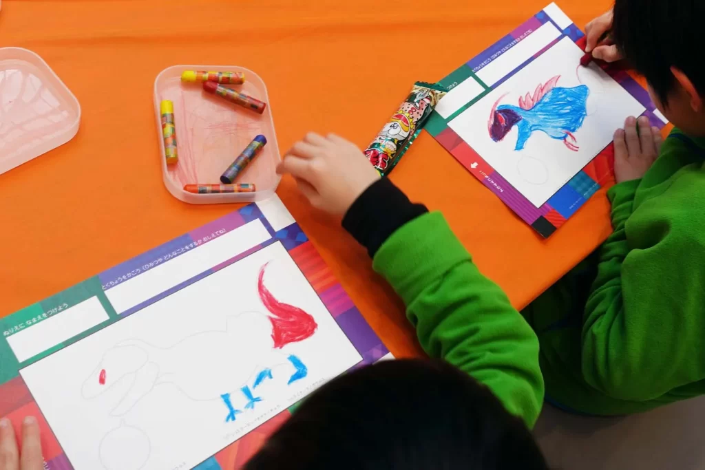 ぬりえを描く兄弟