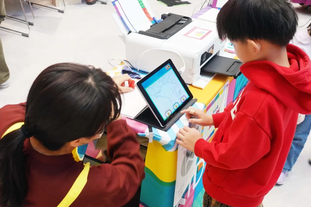 ぬりえを作る男の子