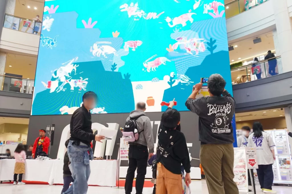 12mのサイネージに投影された『うごく!シャッフルぬりえ』の会場の様15