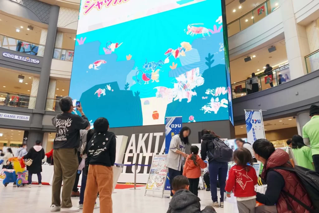 12mのサイネージに投影された『うごく!シャッフルぬりえ』の会場の様16