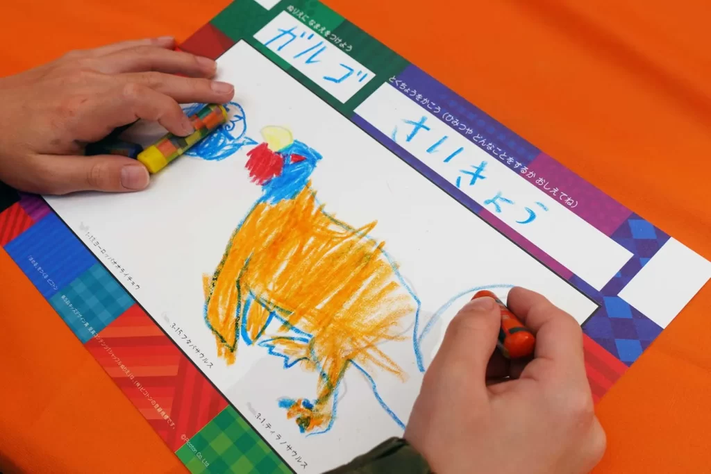 塗り絵をする子どもの手元