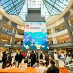 12mのサイネージに投影された『うごく！シャッフルぬりえ』の会場の様18