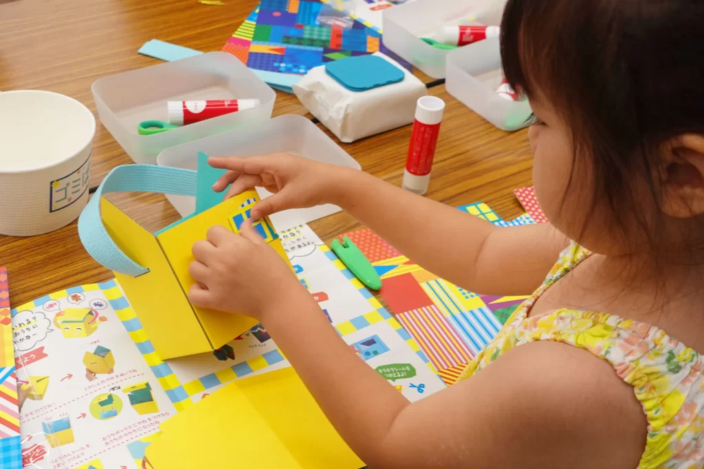 『Myおうちバッグ』を作る女の子の手元